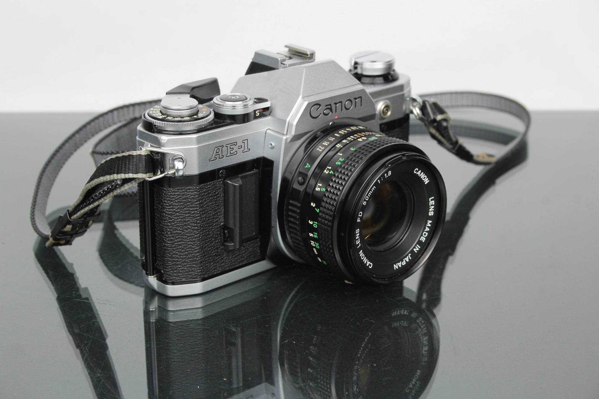 Canon AE - 1 + 50mm 1.8 FD lens - Dutch|Thrift