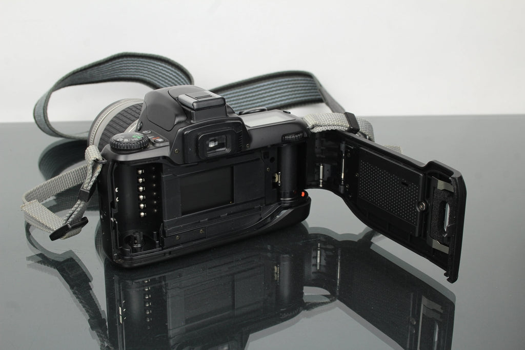 Nikon F65 + Nikon AF Nikkor 28 - 80mm 1:3.3 - 5.6G - Dutch|Thrift
