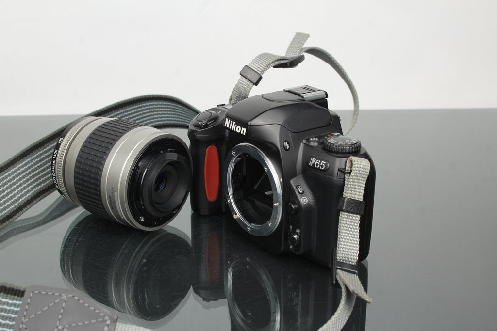 Nikon F65 + Nikon AF Nikkor 28 - 80mm 1:3.3 - 5.6G - Dutch|Thrift